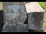 07013 ostia - regio i - forum - sockel der reiterstatue des manilius rusticianus - inschrift nordseite.jpg